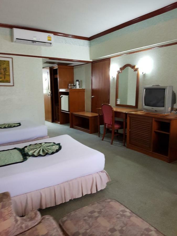 The Park Hotel Sukhumvit 7 Bangkok Exterior photo